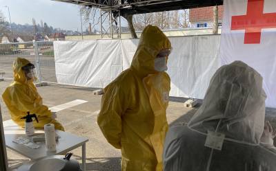 Als rztlicher Leiter in der Corona- Abstrichstelle in Gmnd.