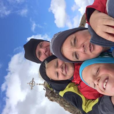 Gipfelkreuz mit Familie im tztal.
