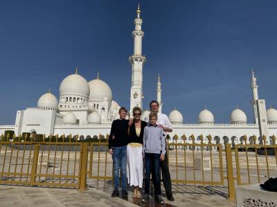 Mit der Familie vor der Moschee in Dubai.